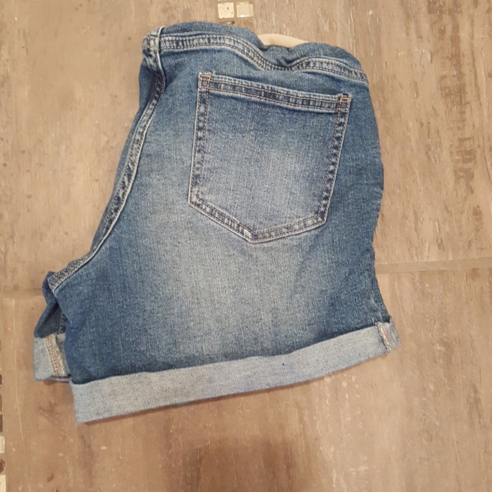 Maternity shorts